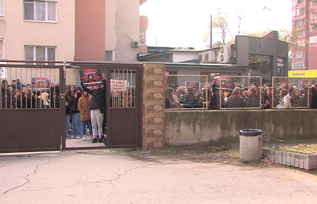 Момичетата от Пазарджик, били своя съученичка, ще бъдат преместени в друго училище