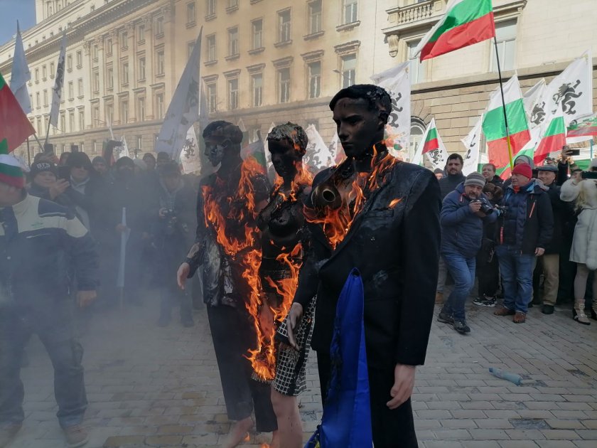 Петима обвиняеми между протестиращи и полиция пред сградата на Европейската