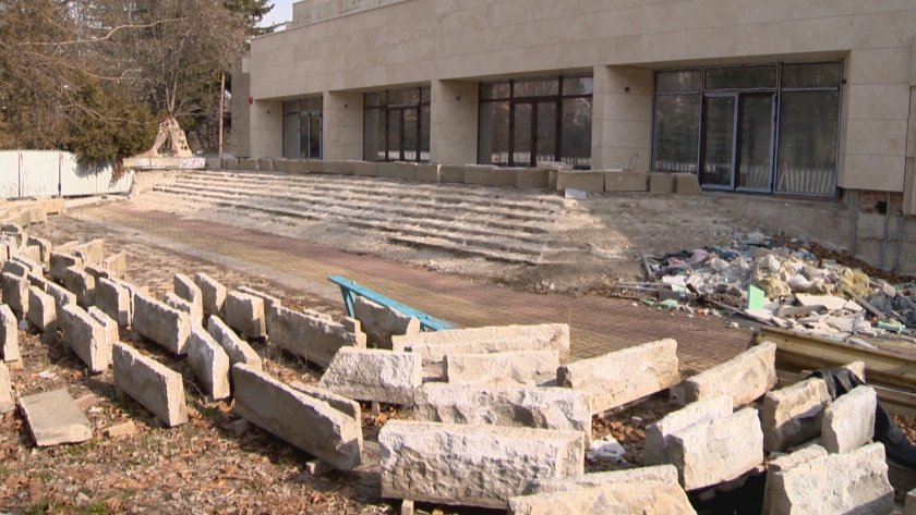 Ремонтът на театър "София" се бави - общината може да изгуби милиони европейско финансиране