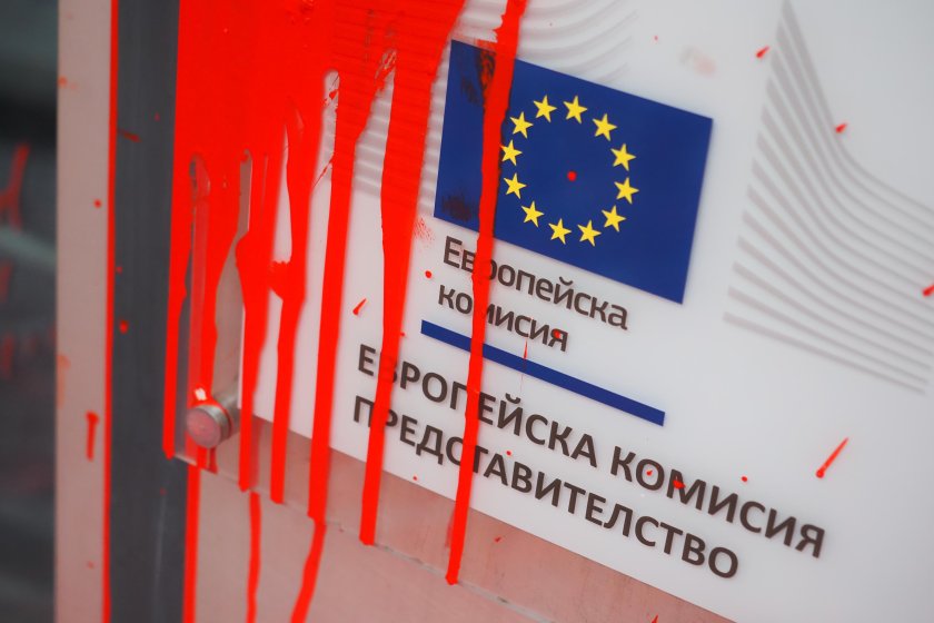 МВР издирва всички, които са участвали в сблъсъците пред сградата