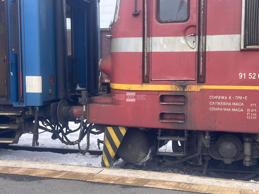 Влак блъсна кола на жп прелез в Кресна. Шофьорът е