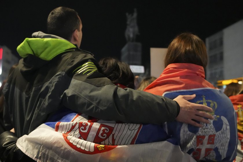 С 15 минутно мълчание, точно преди полунощ, участниците в блокадата