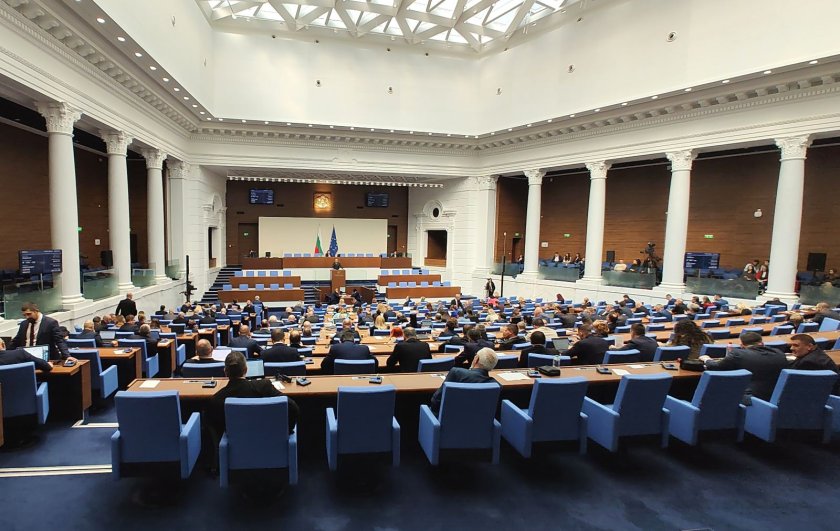 Дълъг парламентарен ден е предвиден за днешното заседание на парламента.