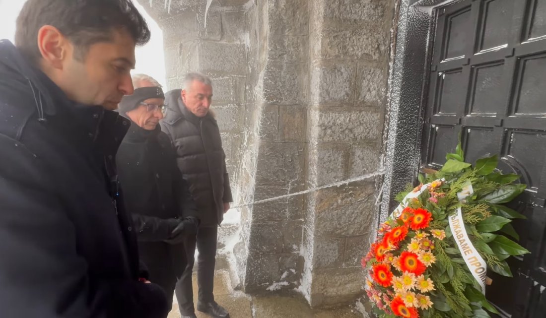 кирил петков николай денков поклониха паметта героите връх шипка