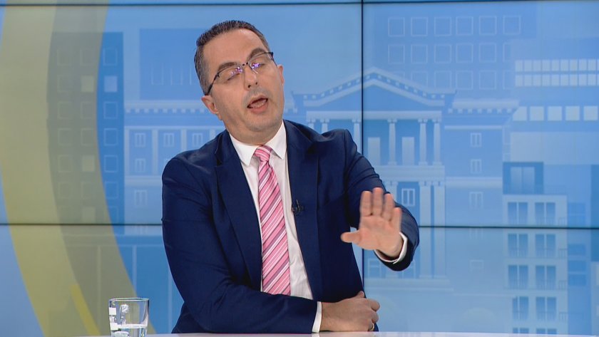 Фактът е че всички застанаха срещу Възраждане, както в парламента,