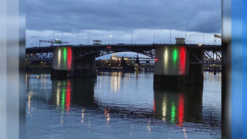 Сградата на общината в Лос Анджелис грейна в цветовете на трибагреника