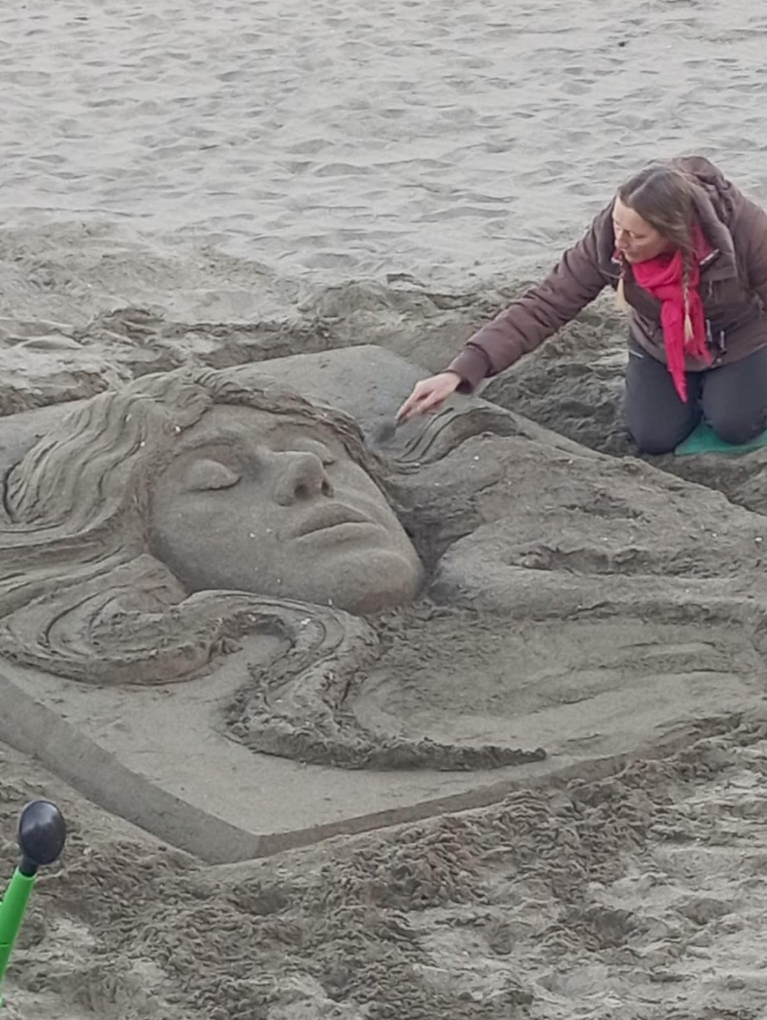 Нестандартна изненада за 8 март в Бургас. Жена от пясък