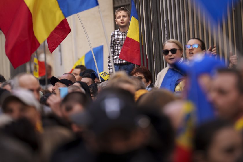 А в Румъния двама от шестимата мъже, които бяха задържани
