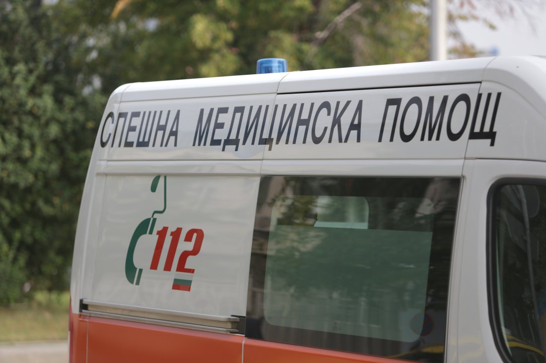 Линейка на Спешна помощ и лек автомобил са катастрофирали в