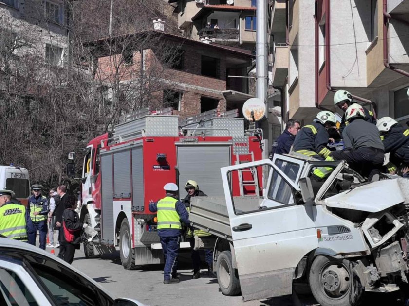 Трима души пострадаха при тежка катастрофа днес в Смолян. Камионът