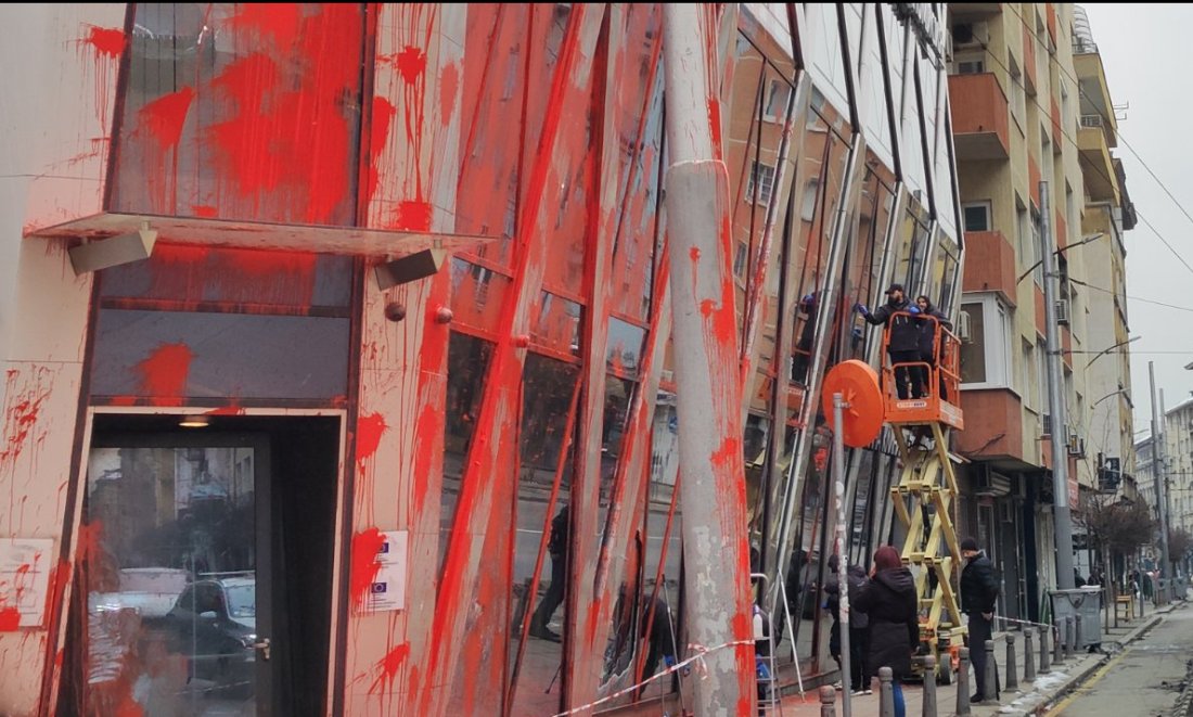 Съдът гледа мерките на четиримата задържани за вандалските прояви пред сградата на ЕК в София