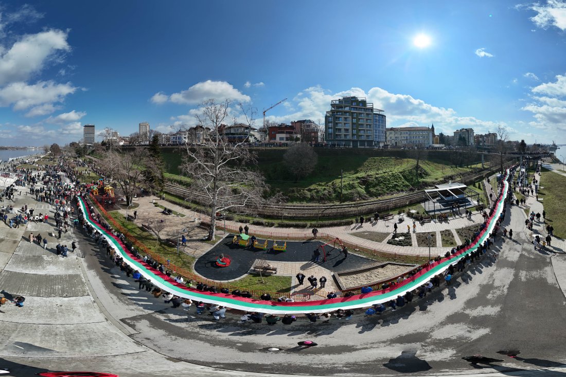 В Русе за 3 март развяха най-дългият трибагреник в България.