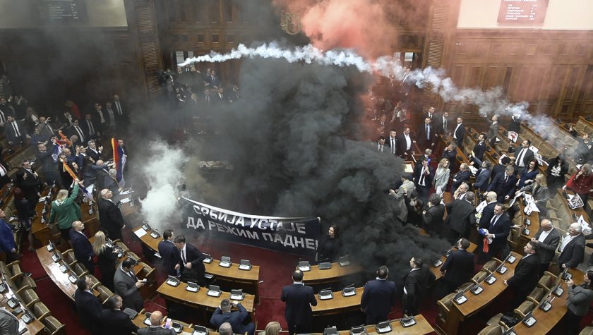 бой сръбския парламент снимки