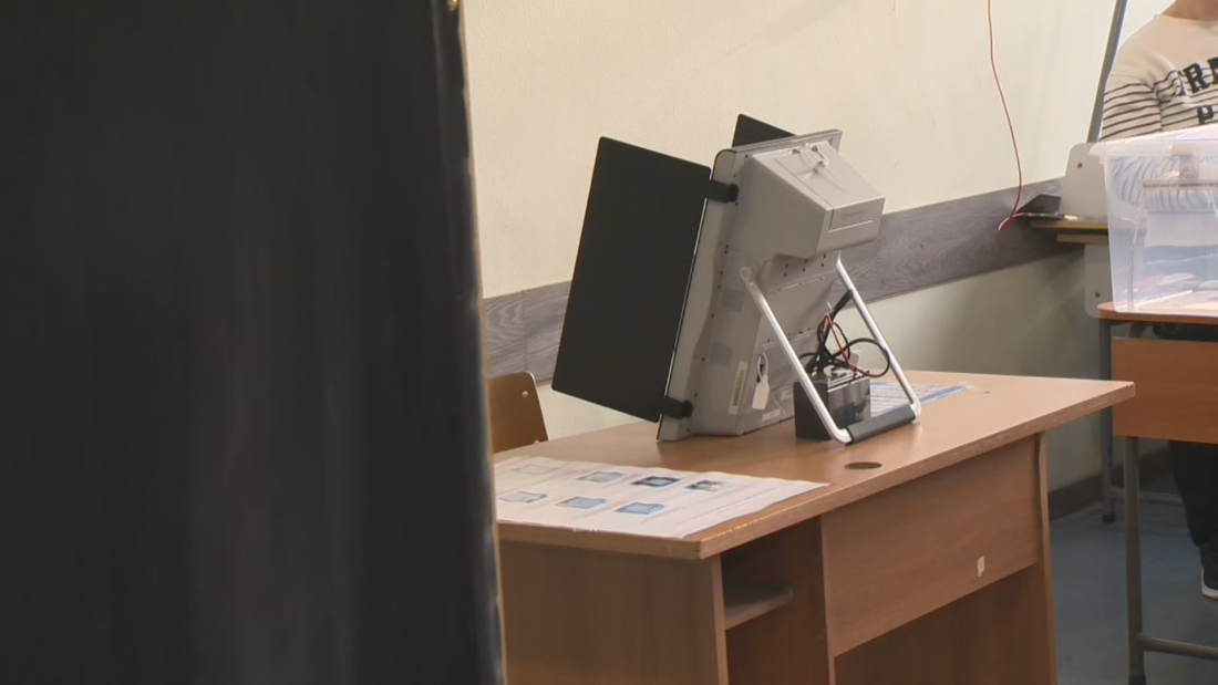 Частични местни избори се провеждат днес в столичния район Оборище.Дотук