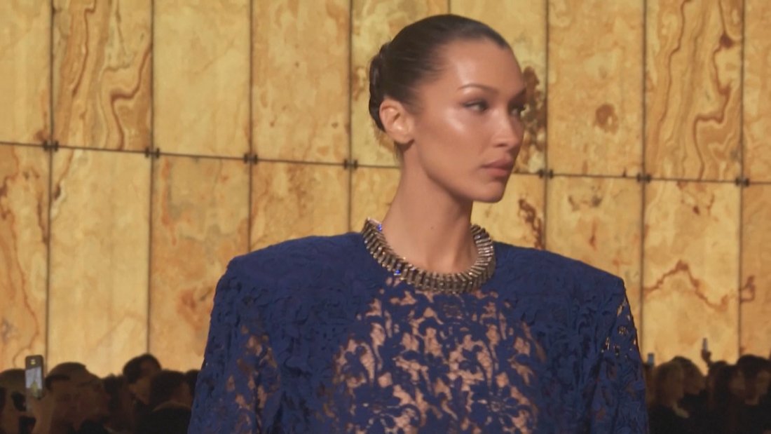 Супермоделът Бела Хадид се завърна на модния подиум, дефилирайки за