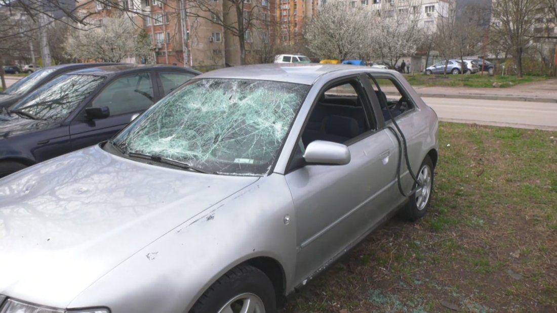 Десетки жители на Враца осъмнаха с изпотрошени стъкла на автомобилите