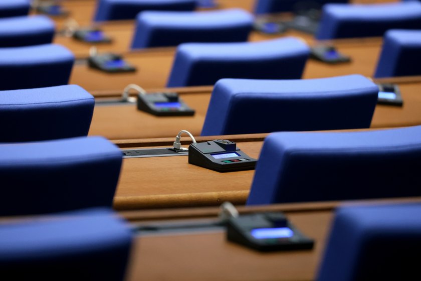 Народно събрание провежда редовното си заседание.Депутатите обсъждат дали да удължат