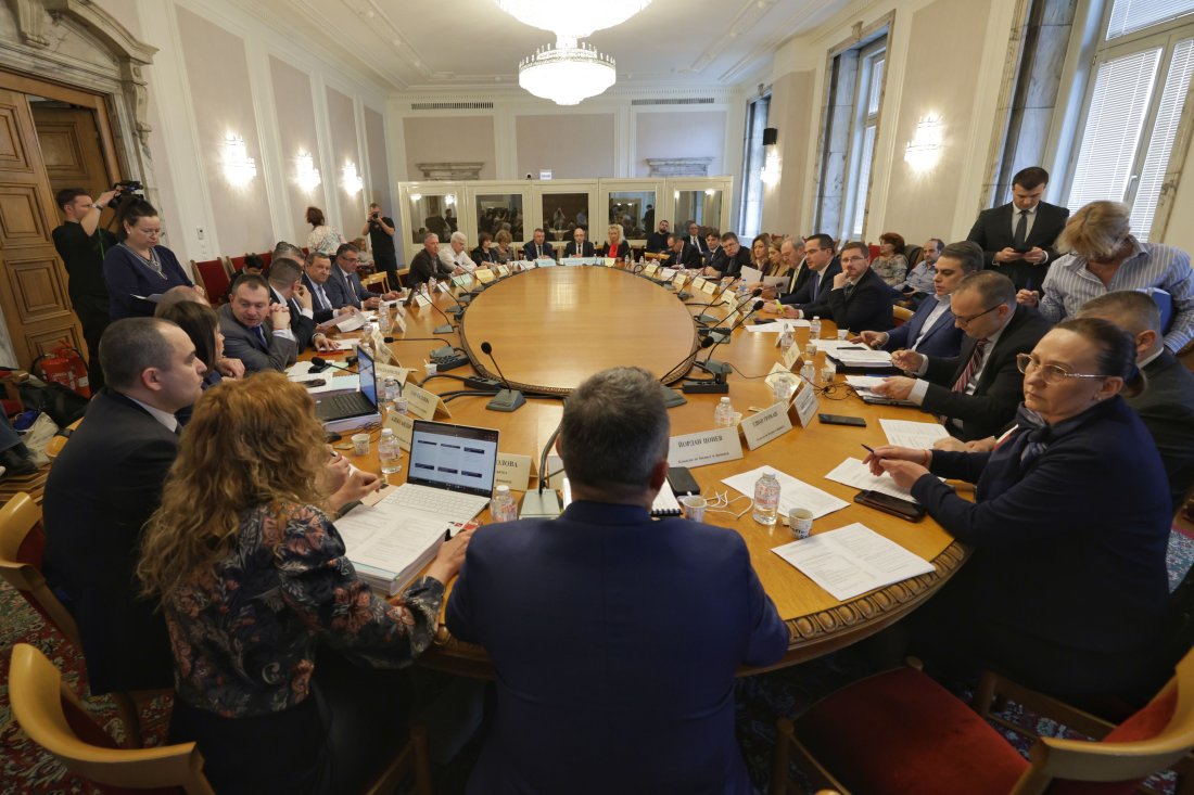 За по-малко от час бюджетната комисия в парламента прие за