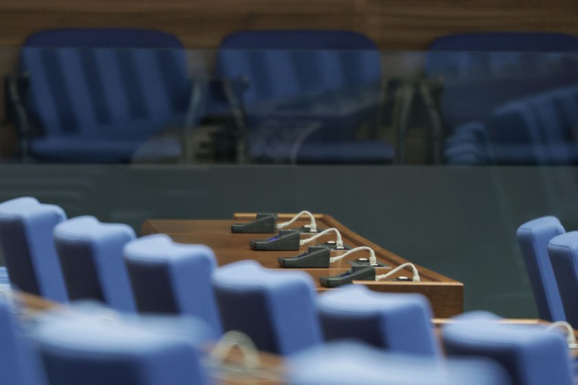 Политиците от парламентарните партии и днес останаха критични към тезите