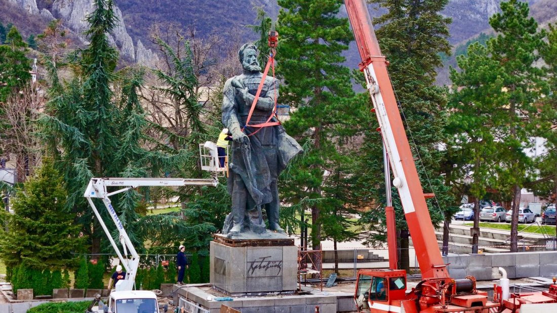 Демонтират паметника на Ботев във Враца