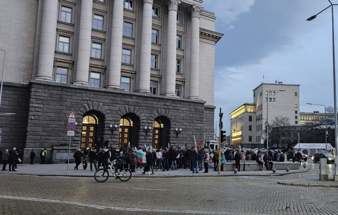 симпатизанти величие също протестираха парламента