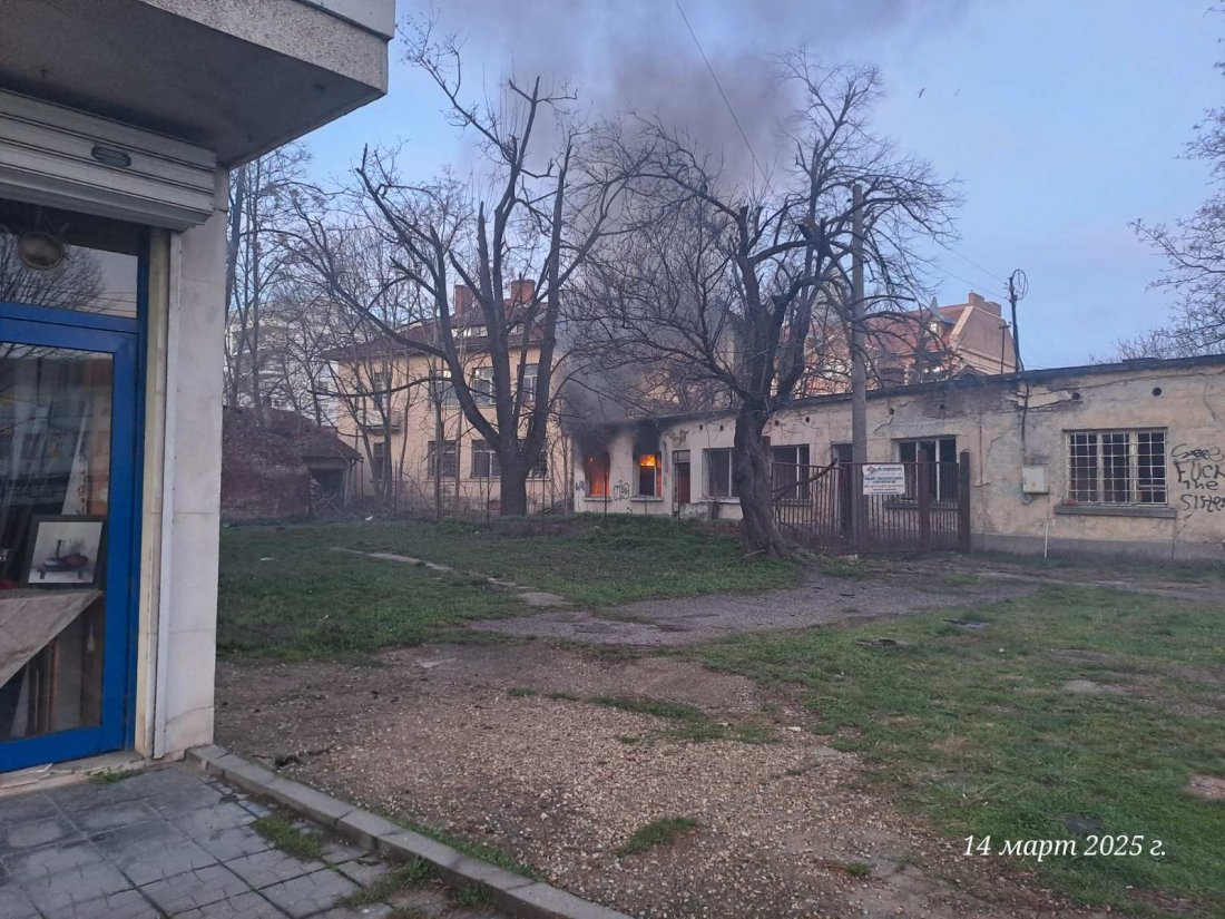 Пожар гори в изоставена постройка по булевард Скобелев в Русе.Сградата