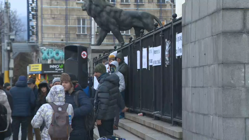 Метеоролози протестират в София в знак на подкрепа на пострадалите си колеги