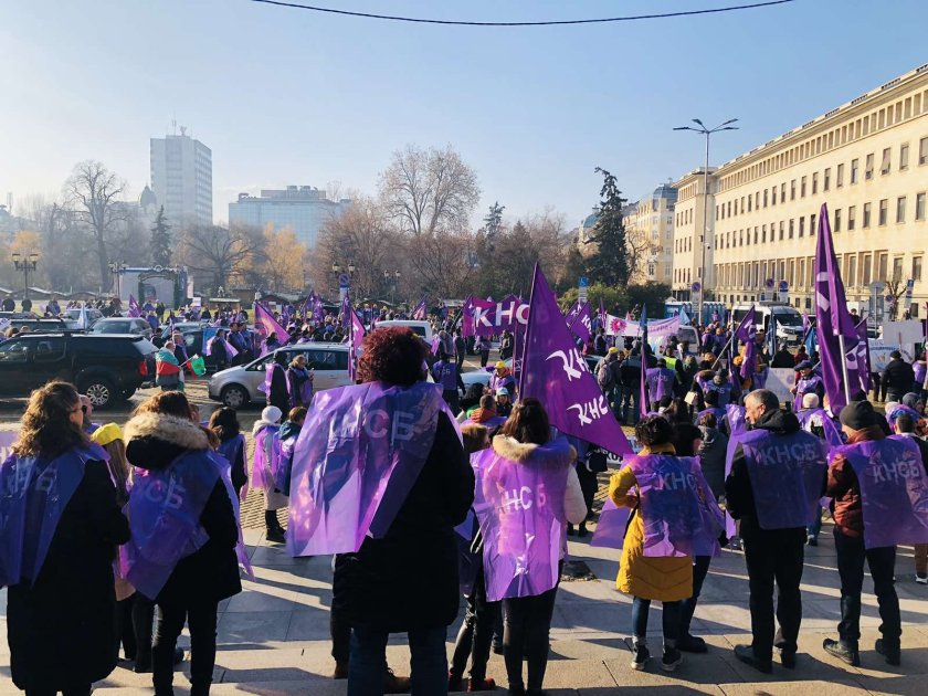 Протест на КНСБ пред парламента за по-високи заплати в редица сектори