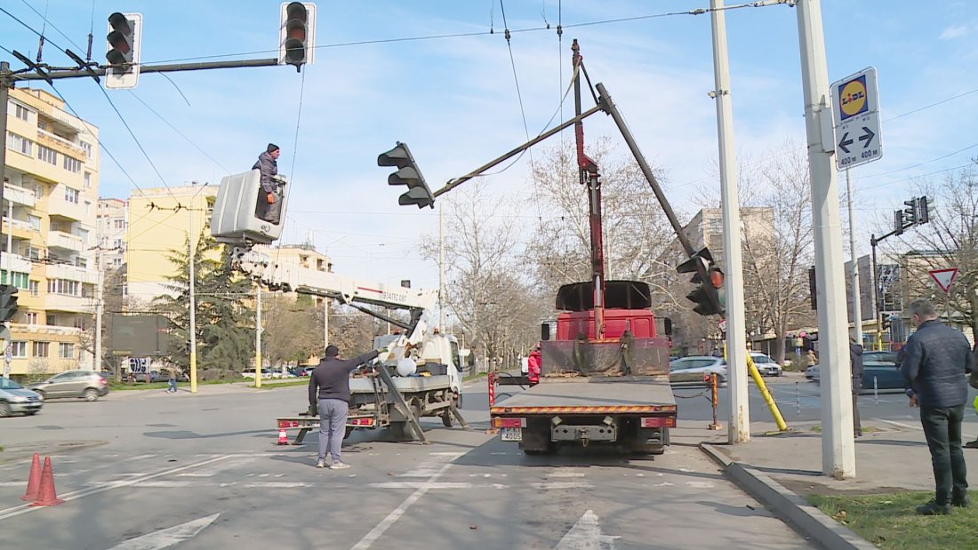 надвиснал улицата светофар русе блокира градския транспорт