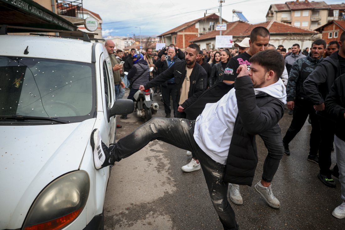 Протестиращи и гневни хора в Кочани разрушиха заведение на собственика