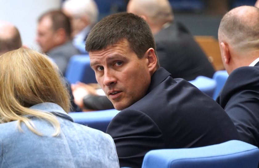 Кой с кого и за какво: Как "Величие" пренарежда силите във властта?