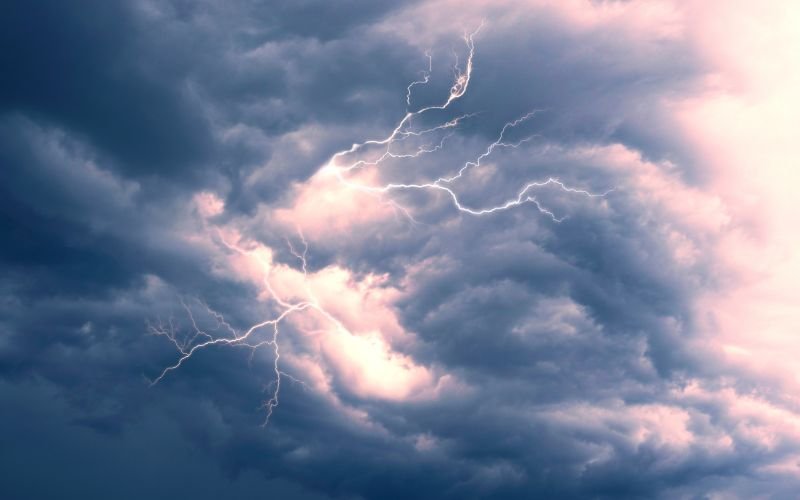 Валежи от дъжд и гръмотевична дейност ще има и днес