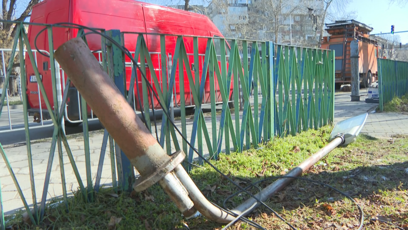 След като стълб рухна на оживен булевард - започва проверка във Варна