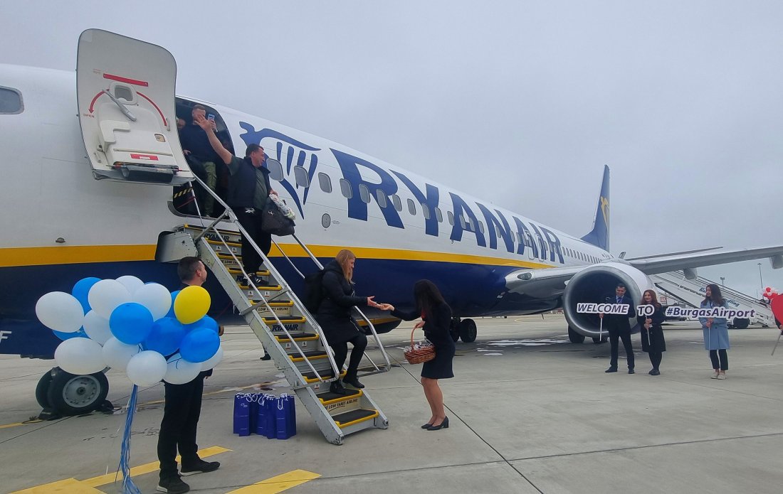 На летище Бургас посрещнаха първите туристи за сезон 2025