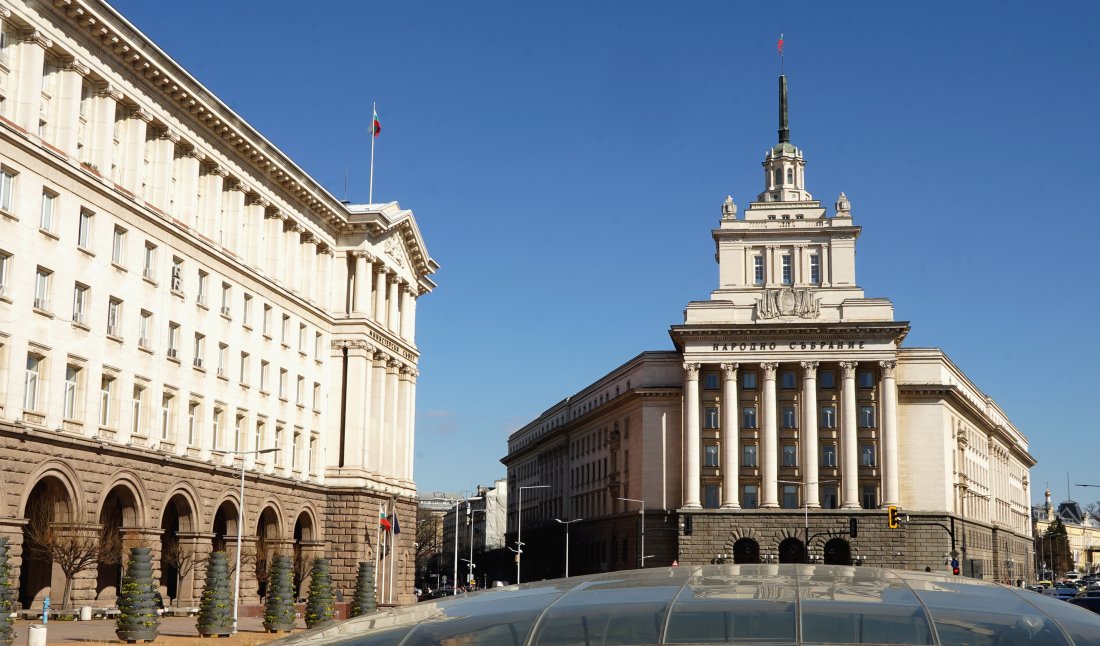 "Възраждане" събират подписи за първи вот на недоверие срещу кабинета "Желязков"