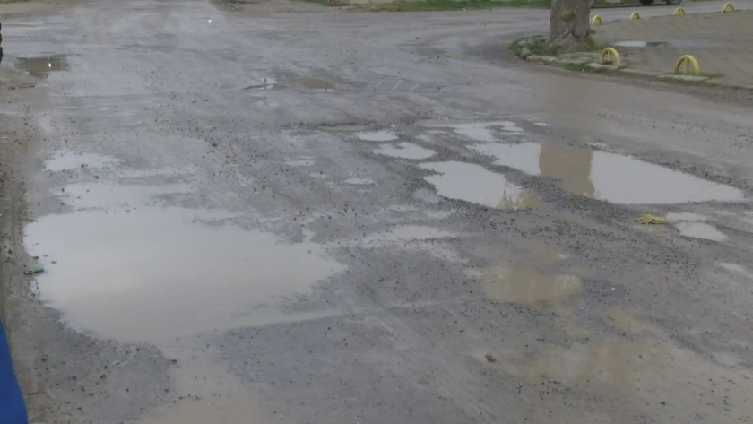 Кал, дупки и разкопани пътища: Жителите на сливенския квартал "Речица" настояват за асфалт и тротоари