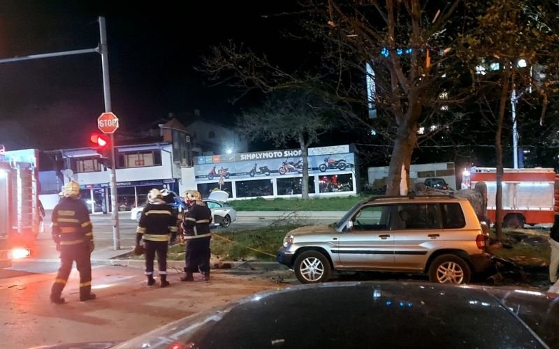 тежка катастрофа варна кола обърна таван блъсна дърво снимки