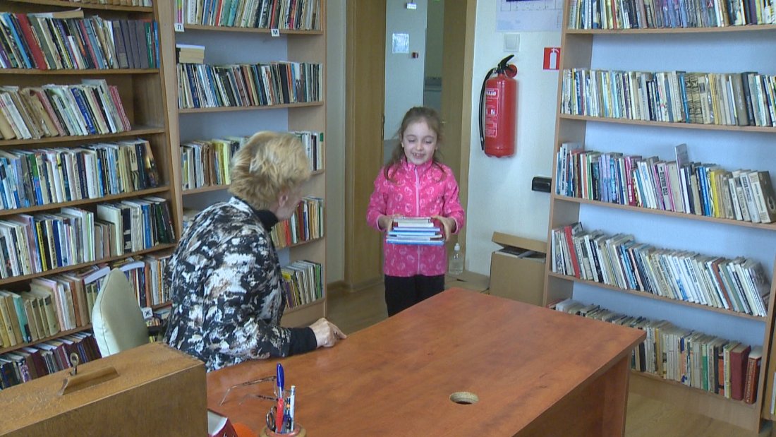 "Добрите истории": 10-годишно момиче от София дари от най-любимите си книжки на библиотеката в село Мирково
