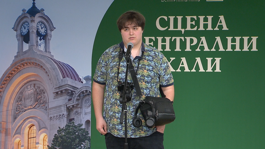 Млад фотограф с аутизъм откри първата си самостоятелна изложба