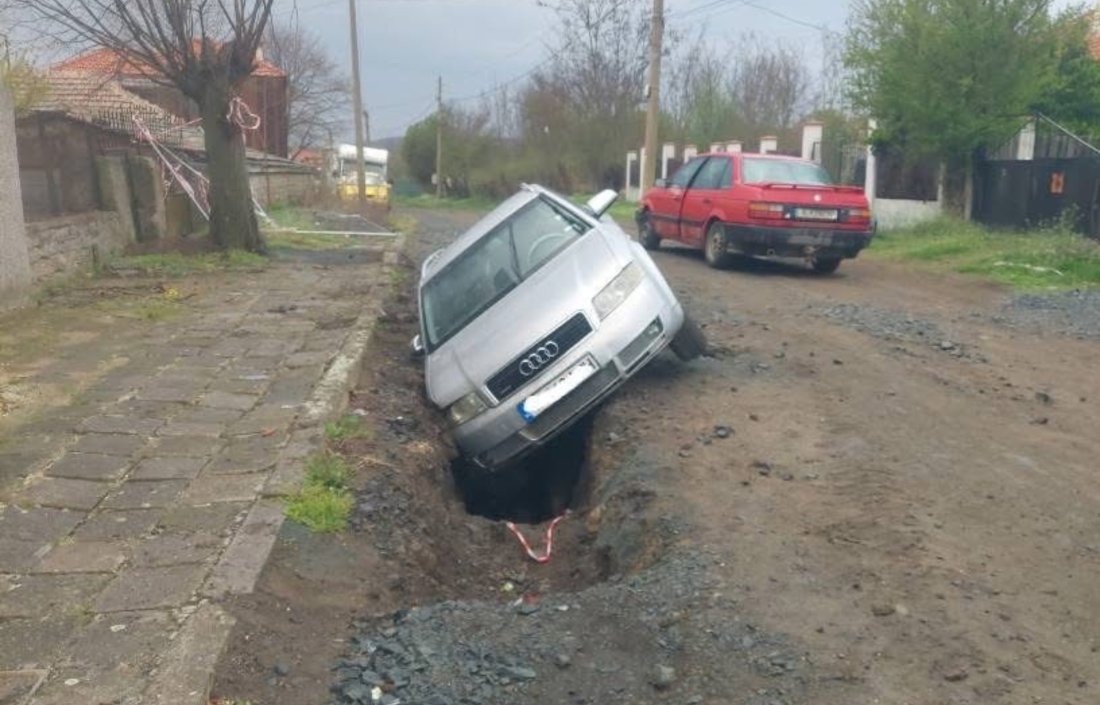 майка дете пропаднаха колата изкоп водопровод светлина