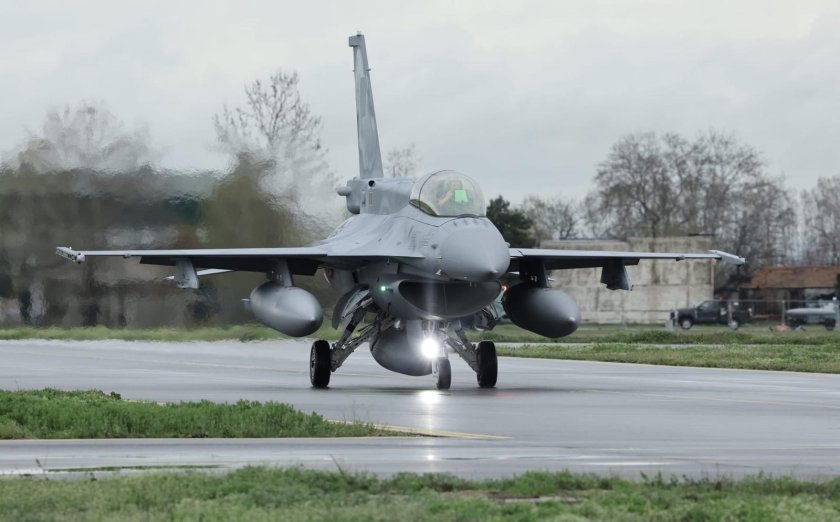 Първият изтребител F-16 вече е у нас, до края на годината се очакват още седем самолета (ОБЗОР)