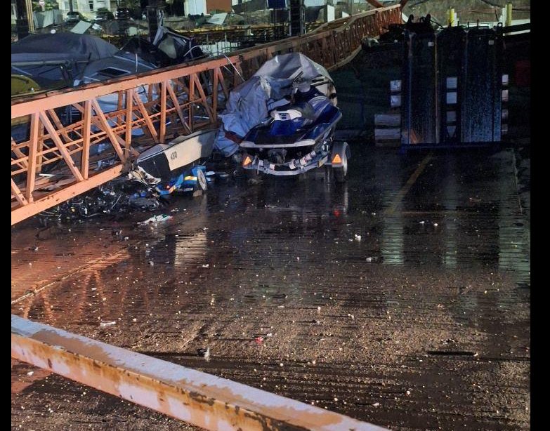 Описват щетите след падането на 50-метровия кран в Поморие