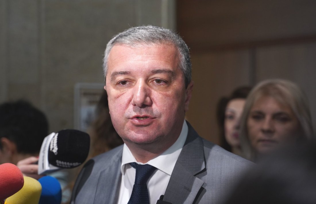 стойнев мине вот недоверие правителството стабилно