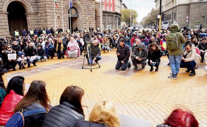 "България няма повече деца за убиване" - и в София протестират заради войната по пътищата (СНИМКИ)