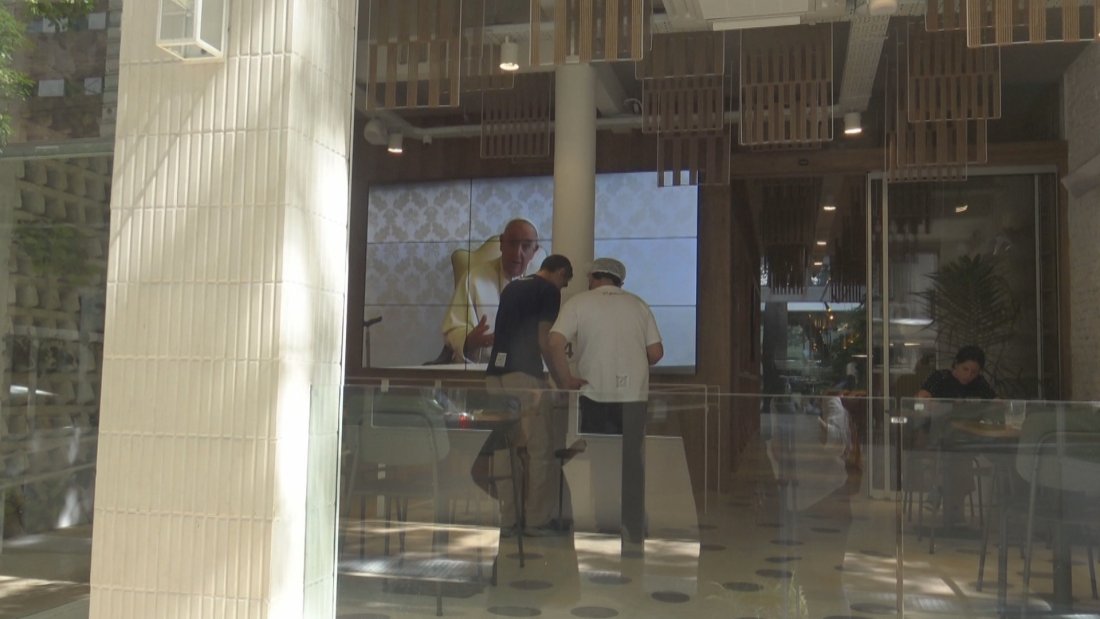 Папата благослови ресторант в Буенос Айрес, в който работят младежи с аутизъм