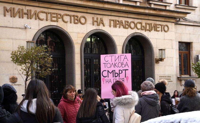 бабата сияна три минути виках помощ детето умираше ръцете шофьорът дойде помогне