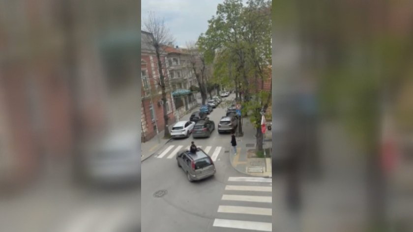 20 лв. глоба за рожденика, празнувал на капака на кола във Варна