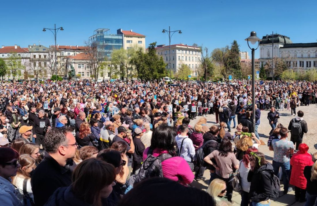 "Защо се събудихте толкова късно": Протест в памет на Сияна в центъра на София (СНИМКИ)