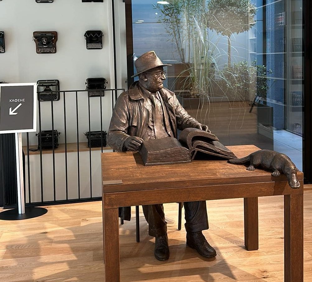 Откриват първата в света статуя на Умберто Еко в книжарница в София