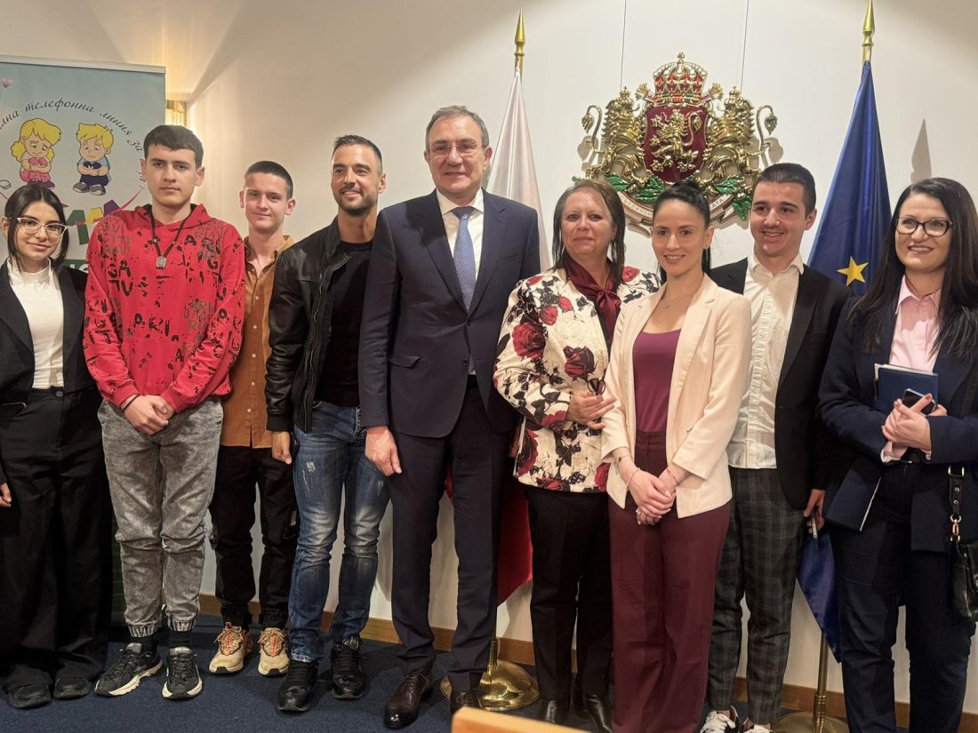 Младежи питаха социалния министър за предприетите мерки срещу вейповете и дрогата